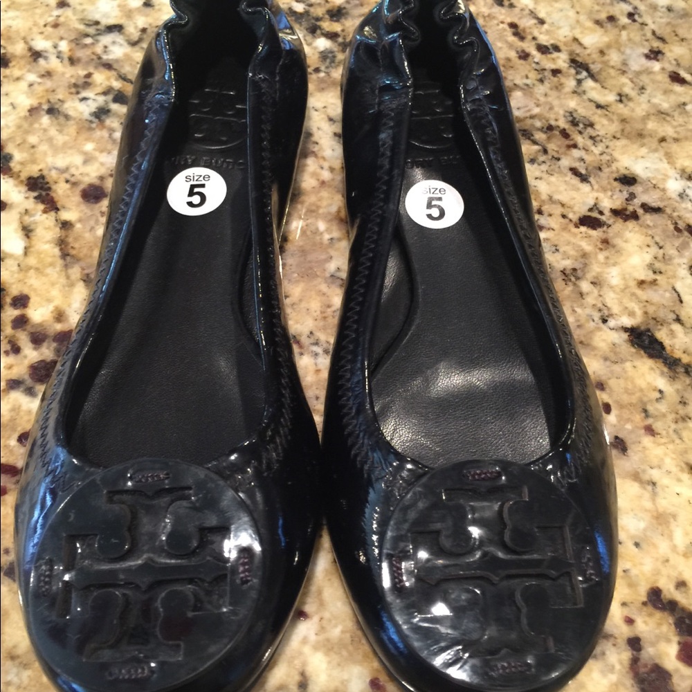 Tory Burch Reva Black Patent Ballet Flats - Picture 3 of 8
